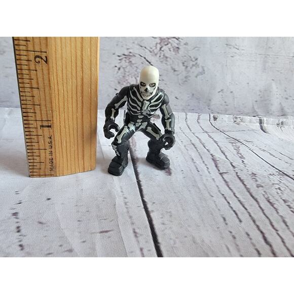 FORTNITE BATTLE ROYALE COLLECTION SKULL TROOPER 2" Figure Epic Games Moose 2018 - Picture 2 of 5